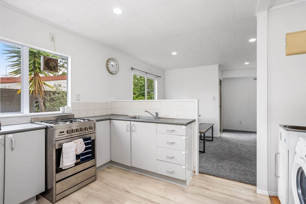 23 Meadowvale Rise, Titirangi, Auckland - Carousel 1