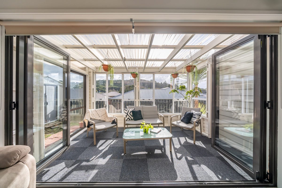 7 Diamond Grove, Brown Owl, Upper Hutt - Carousel 2