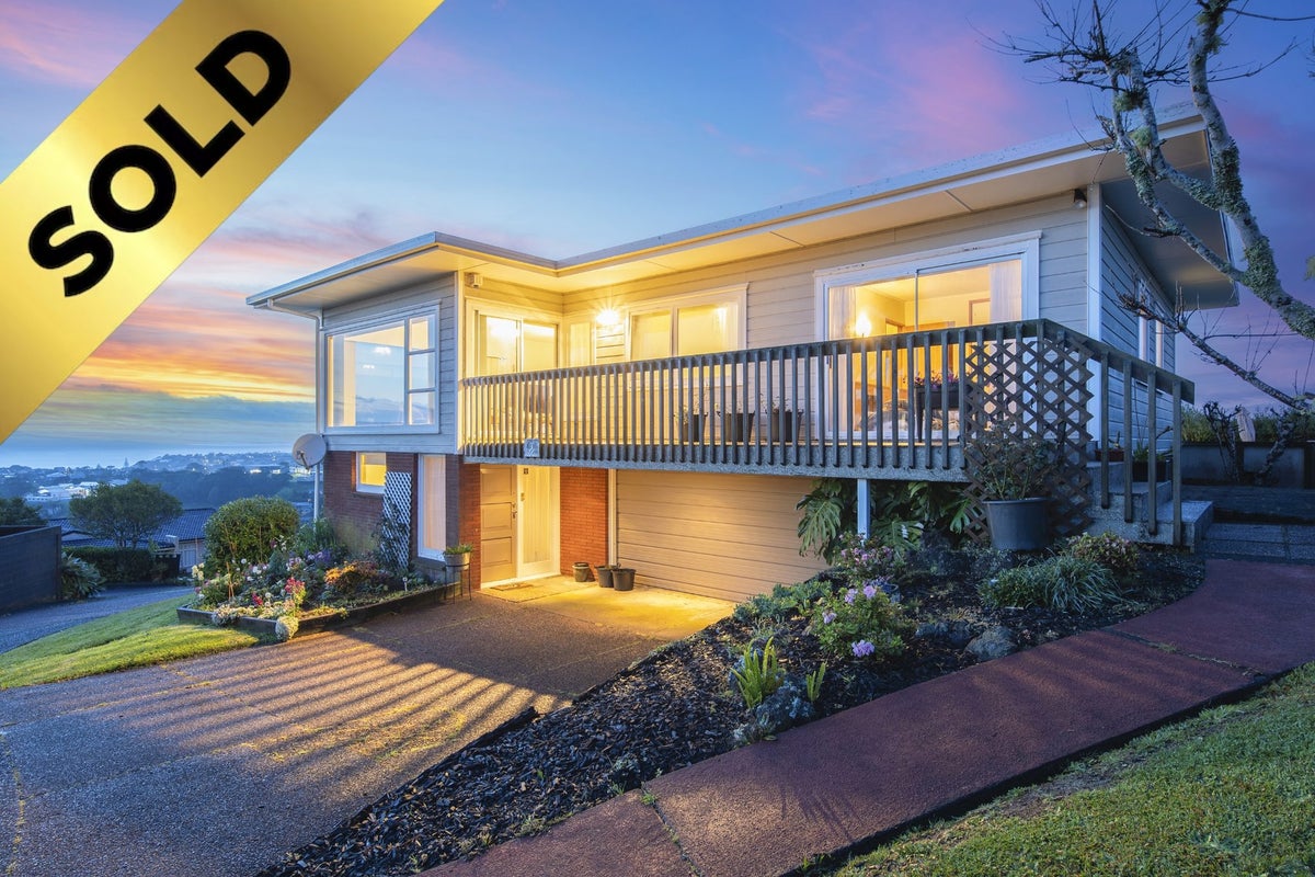 2 Shearwater Rise, Rothesay Bay, Auckland - Carousel 1