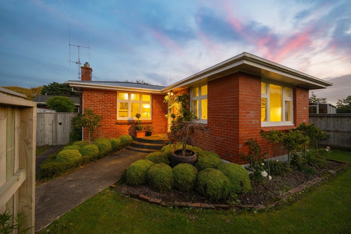 16 Aberdeen Avenue, Takaro, Palmerston North - Carousel 1