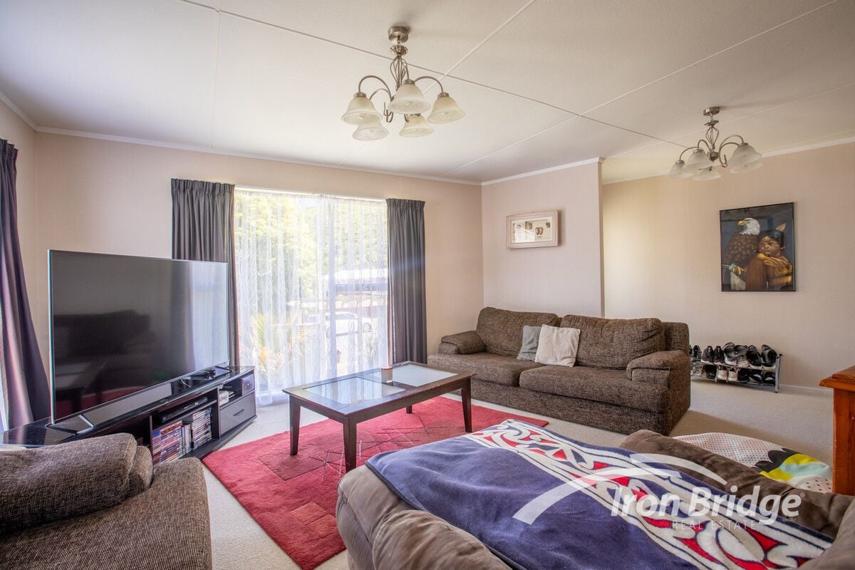 2 Hartford Crescent, Totara Park, Upper Hutt - Carousel 2