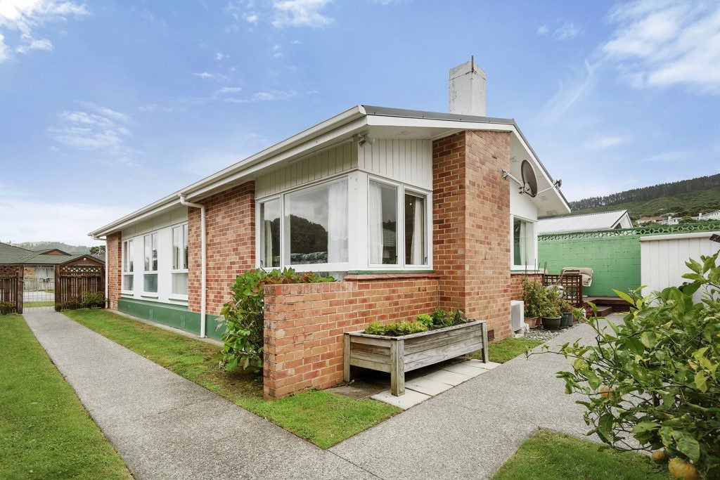 5 Surrey Street, Tawa, Wellington - Carousel 2