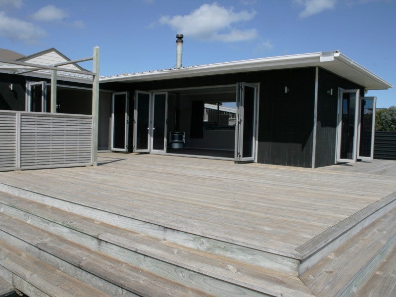 17 Hicks Crescent, Waikanae Beach, Waikanae - Carousel 1