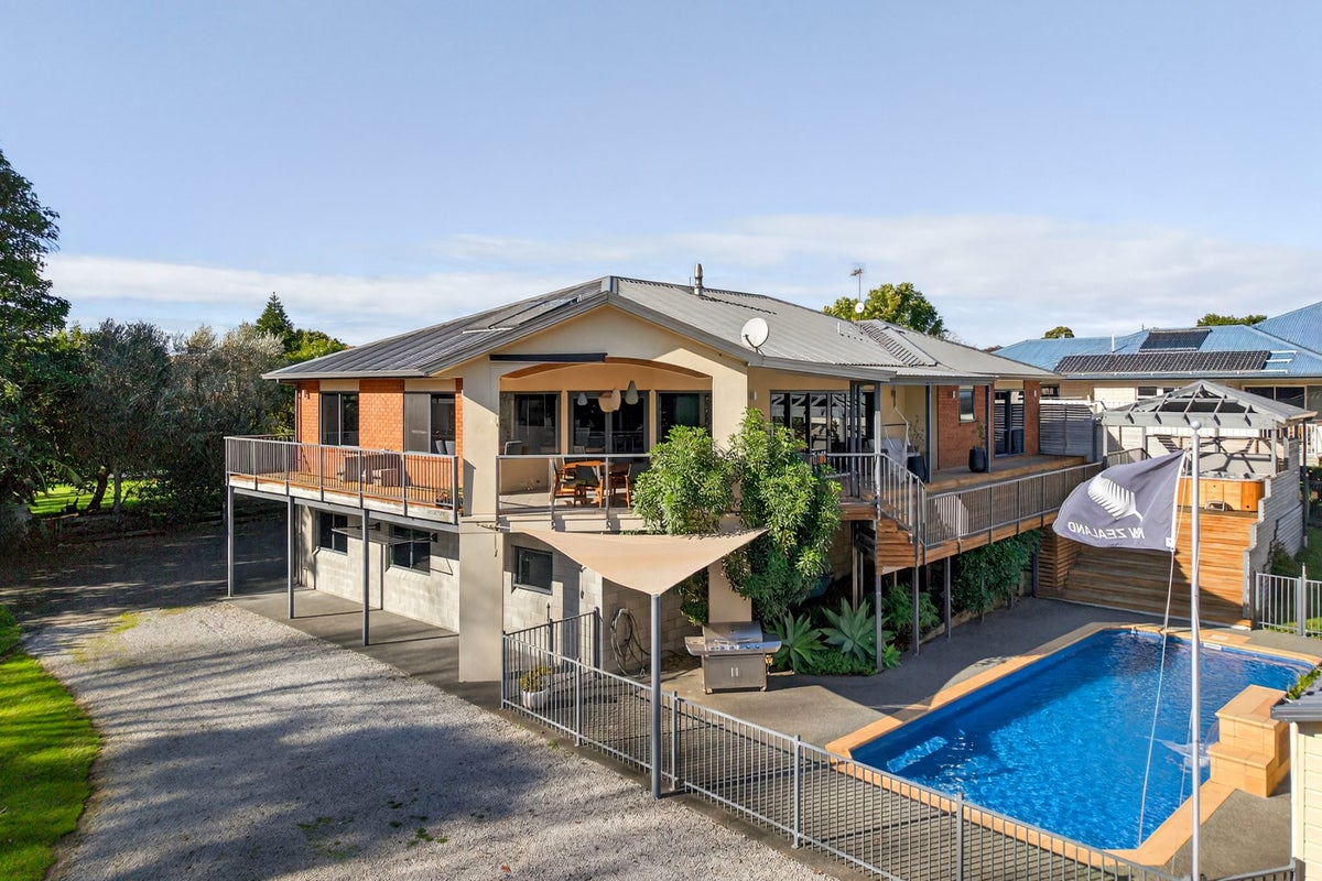 18 Parkview Place, Riverdale, Gisborne - Carousel 1