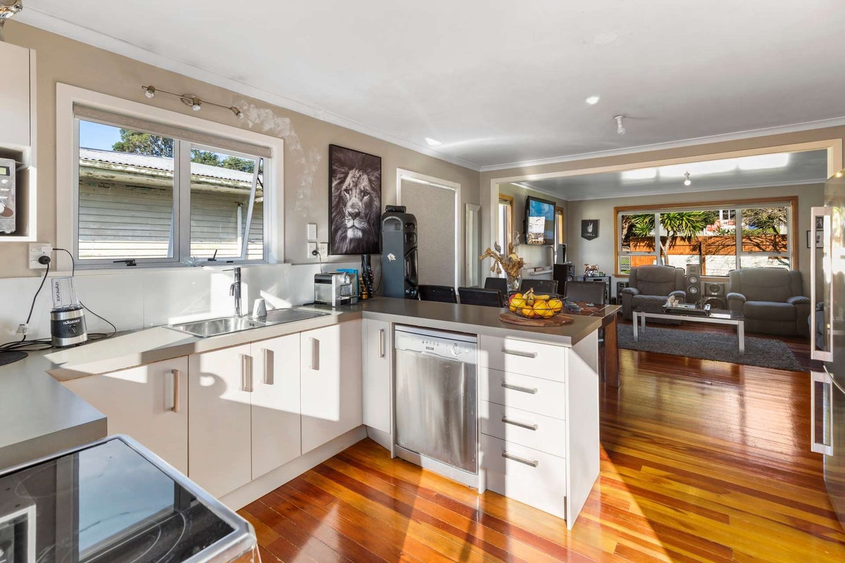 9 Endeavour Street, Marfell, New Plymouth - Carousel 1