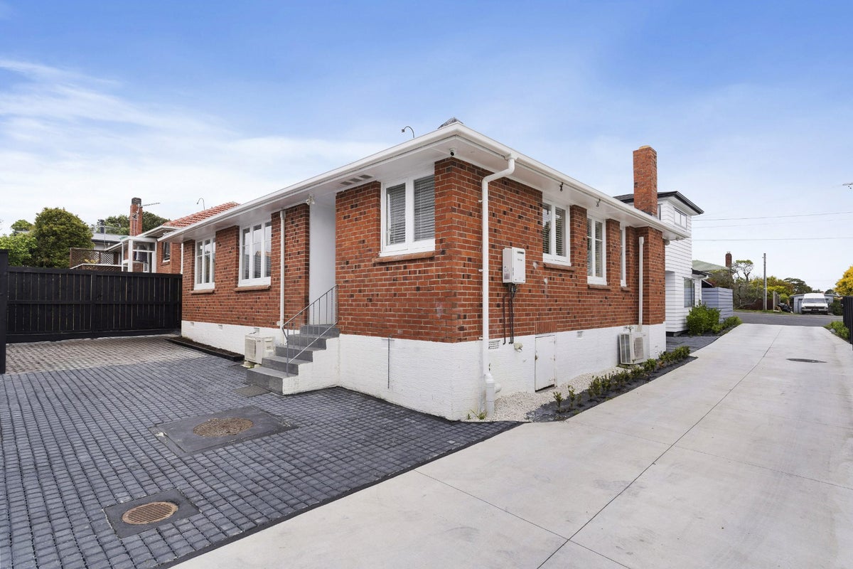 563B Hillsborough Road, Mount Roskill, Auckland - Carousel 1