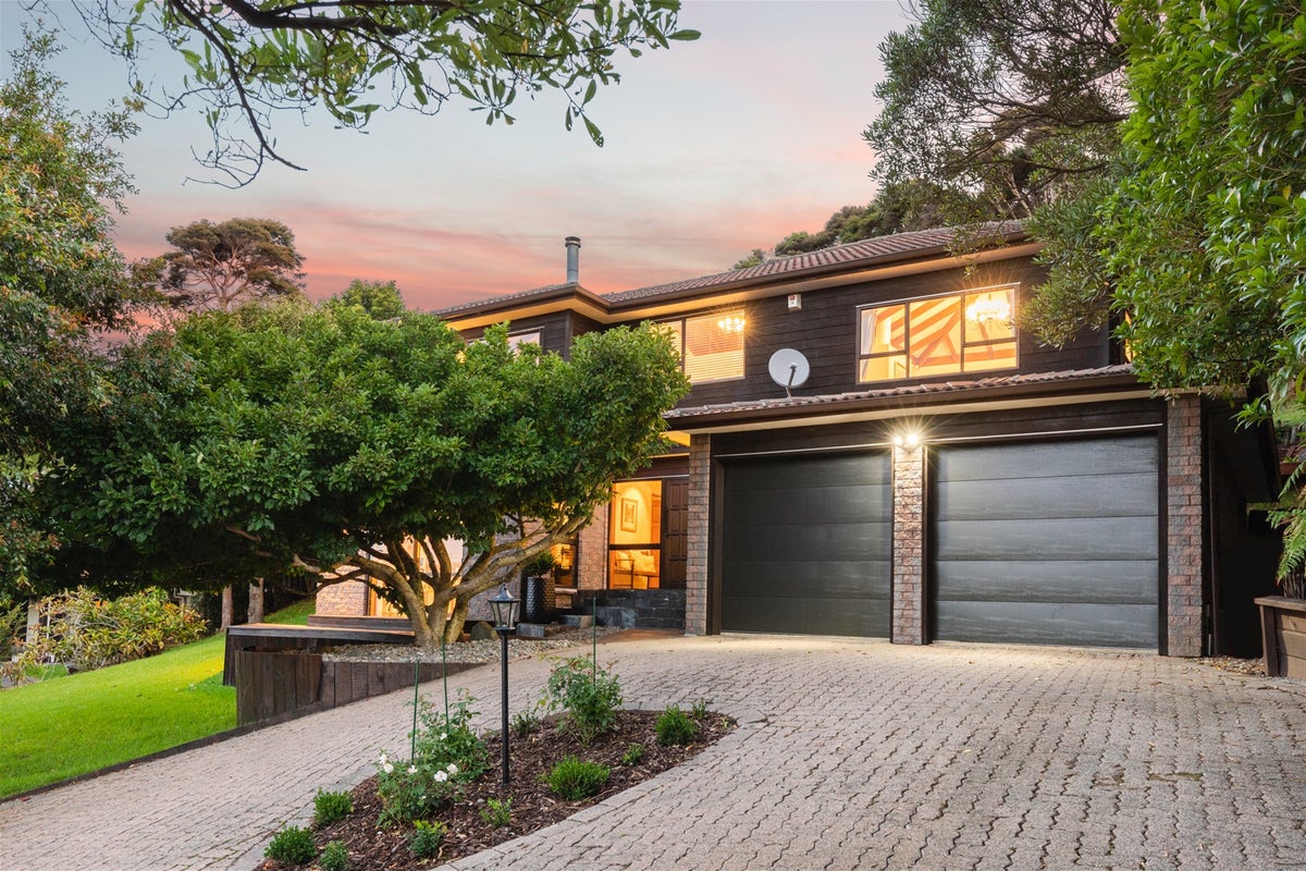 3 Furneaux Grove, Whitby, Porirua - Carousel 1