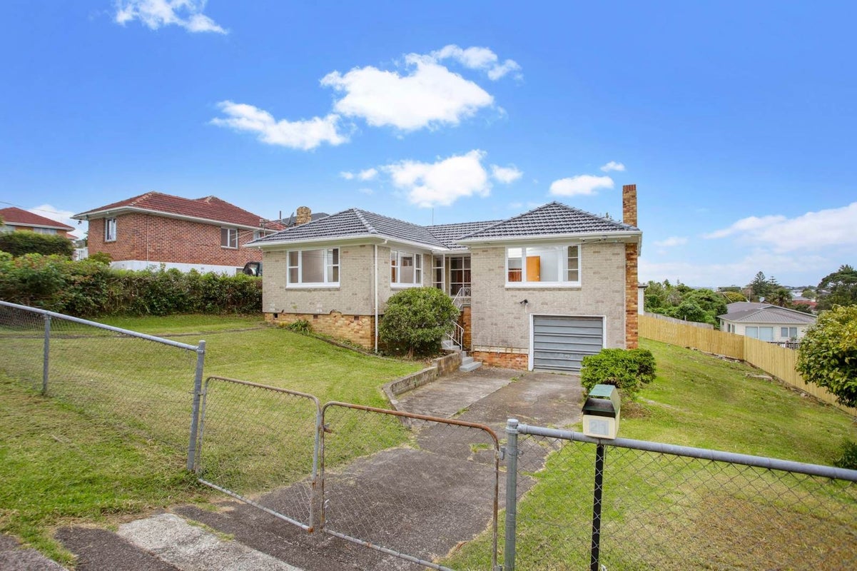 21 Lynwood Road, New Lynn, Auckland - Carousel 1