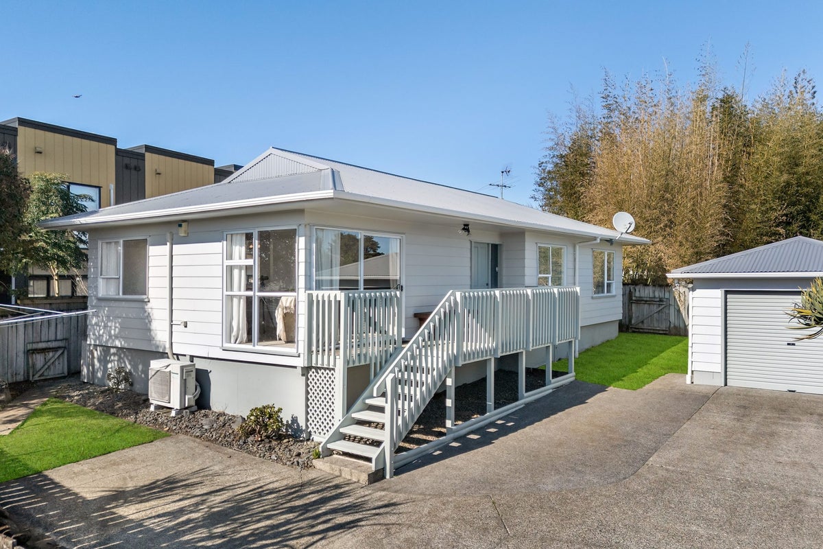 1/30 Vodanovich Road, Te Atatu South, Auckland - Carousel 1