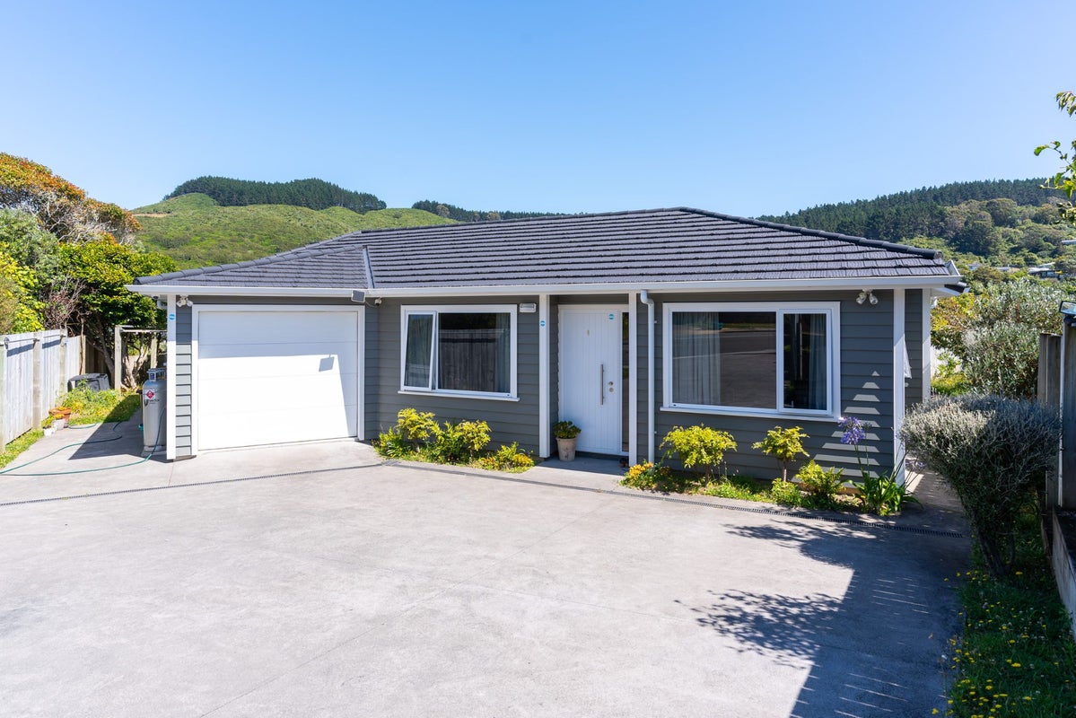 10 Larsen Crescent, Tawa, Wellington - Carousel 1
