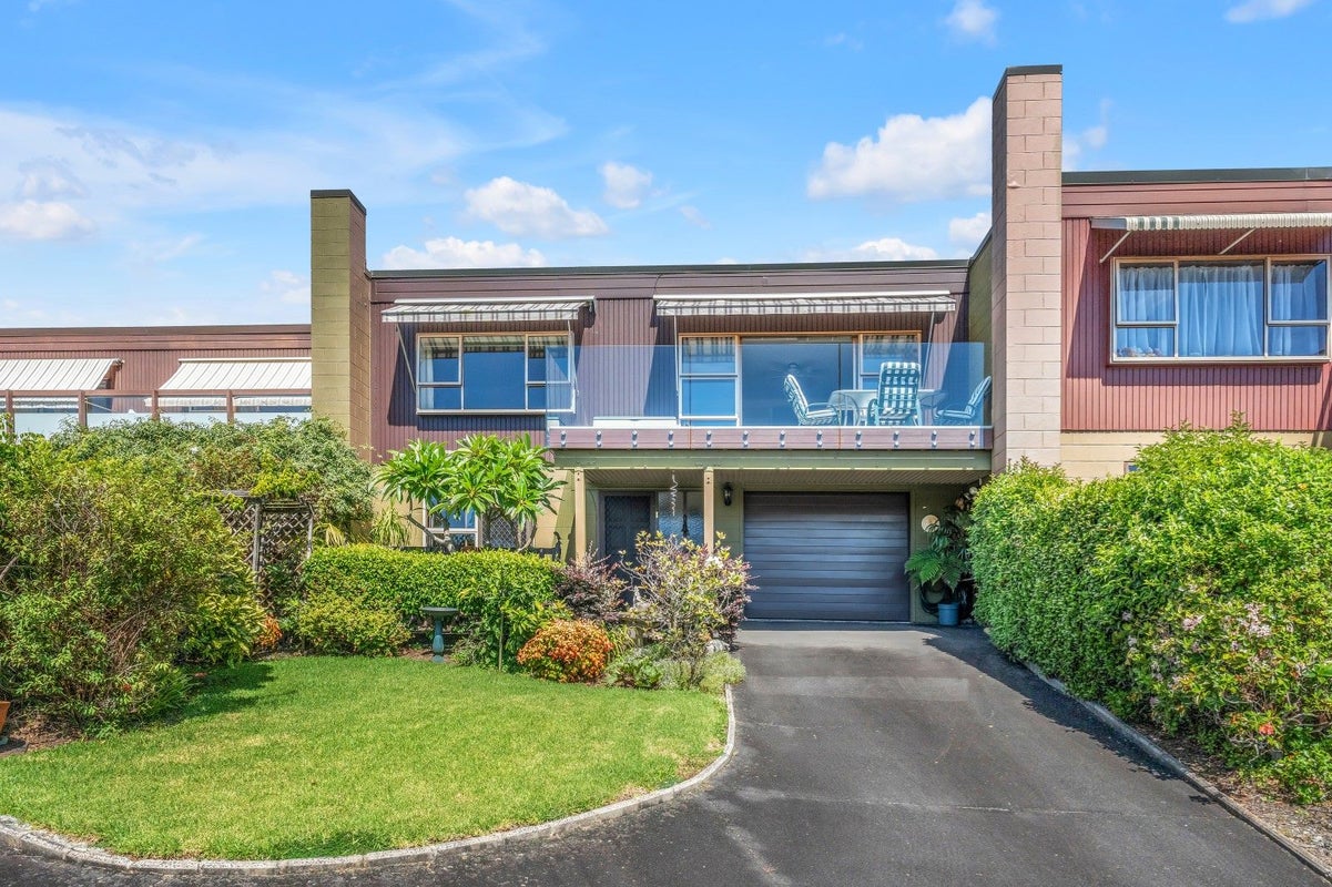 4 Evelyn Road, Cockle Bay, Auckland - Carousel 1