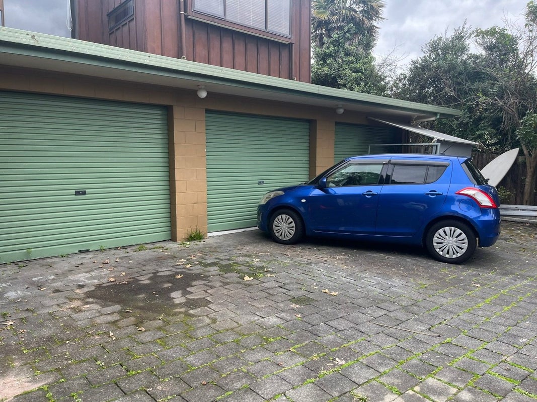 2/4 Lyons Avenue, Murrays Bay, Auckland - Carousel 1