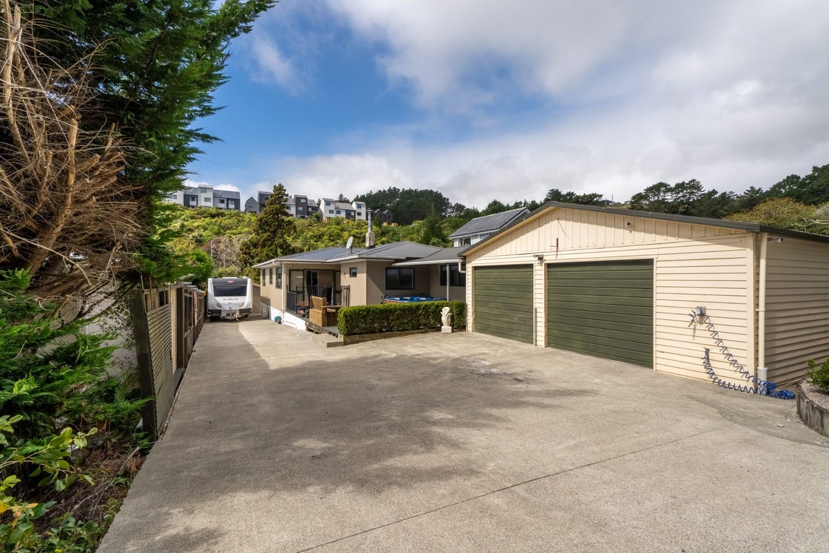 23 Willowbank Road, Tawa, Wellington - Carousel 1