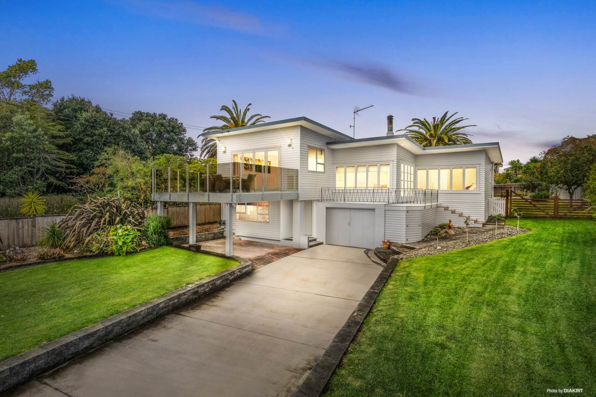 12 Ealing Crescent, Beachlands, Auckland - Carousel 1