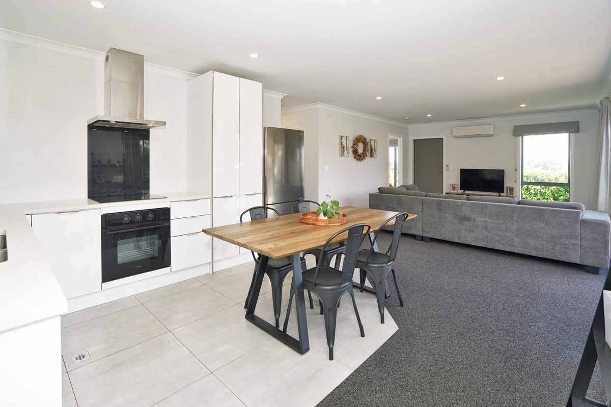 2 Bu1 Waimarie Street, NAWTON, HAMILTON - Carousel 1