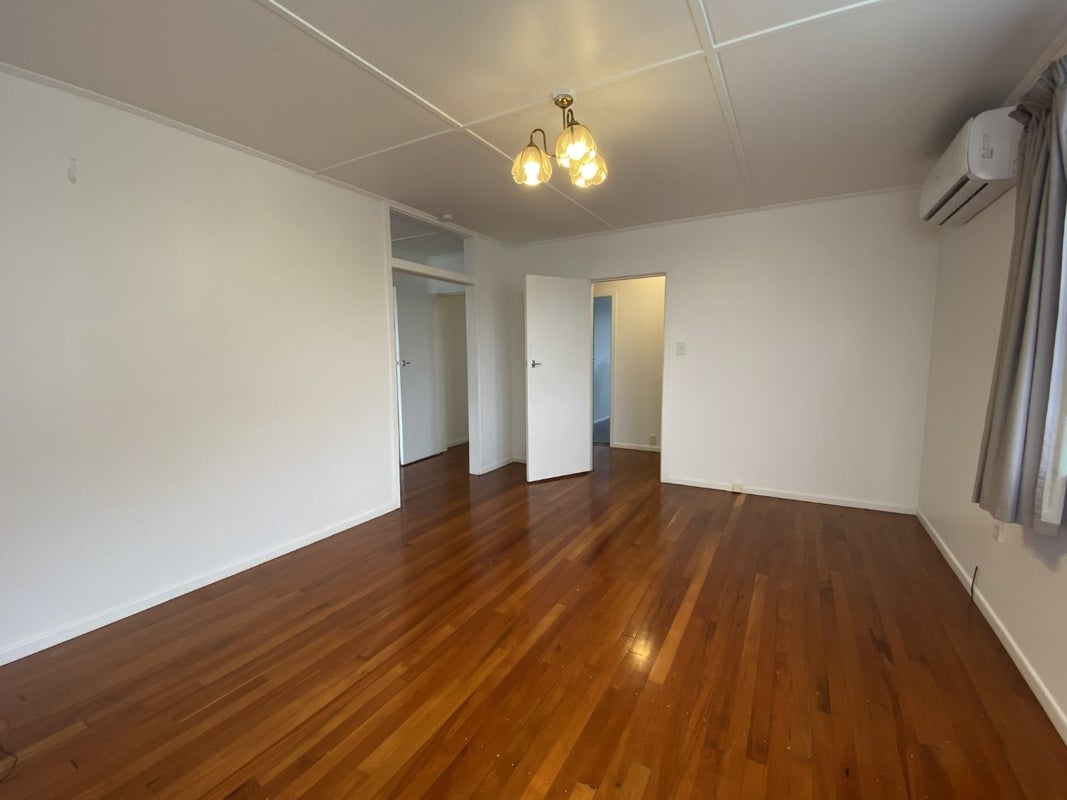 87 Beazley Avenue, Paparangi, Wellington - Carousel 2
