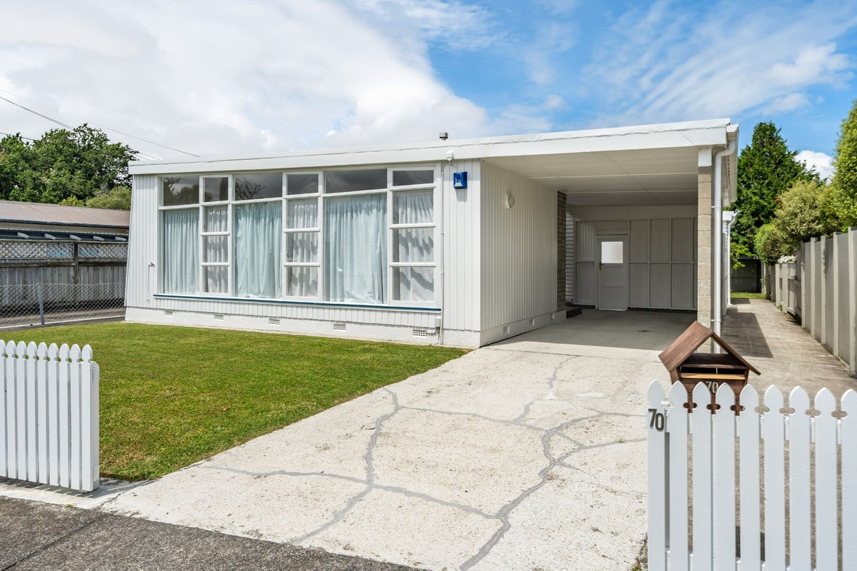 70 Queens Grove, Hutt Central, Lower Hutt - Carousel 1