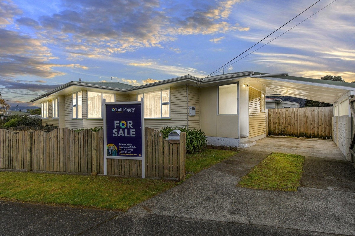 2/7 Benge Crescent, Clouston Park, Upper Hutt - Carousel 1