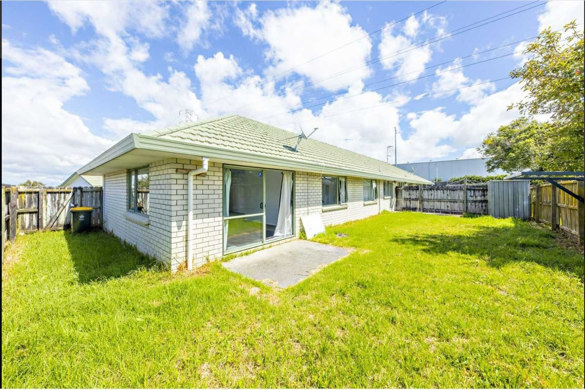 1/11 Solveig Place, Randwick Park, Auckland - Carousel 2