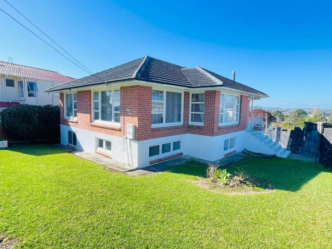 31 Te Atatu Road, Te Atatu South, Auckland - Carousel 1
