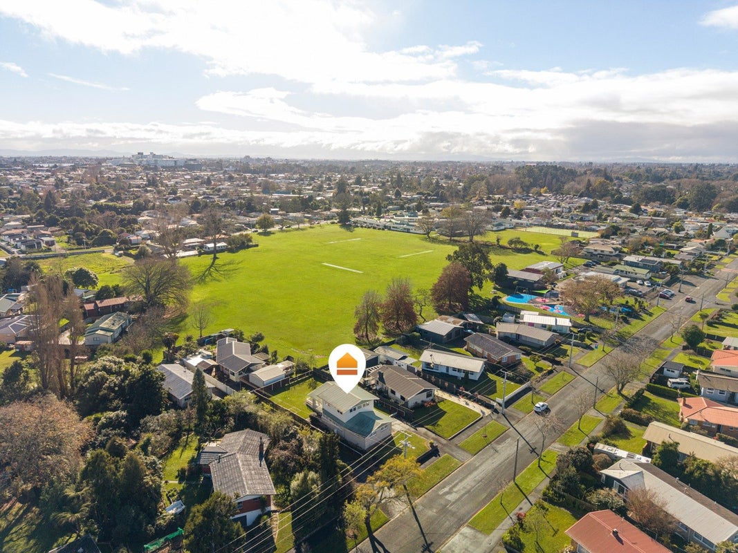 35 Lewis Street, Glenview, Hamilton - Carousel 2