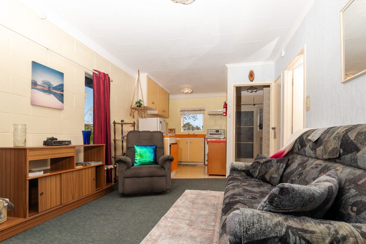 23 Cyclarama Crescent, Massey, Auckland - Carousel 2