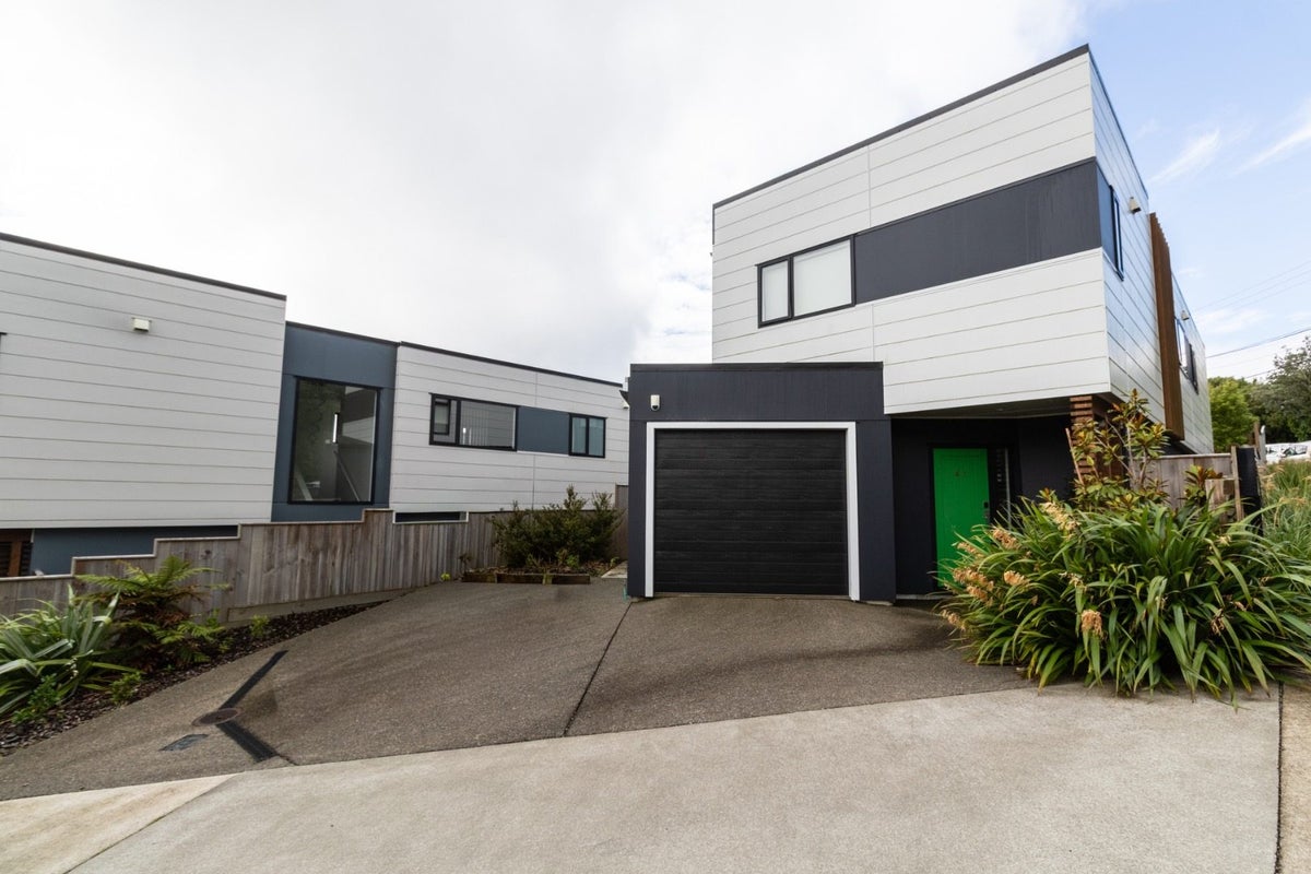 41 Glanmire Road, Newlands, Wellington - Carousel 33