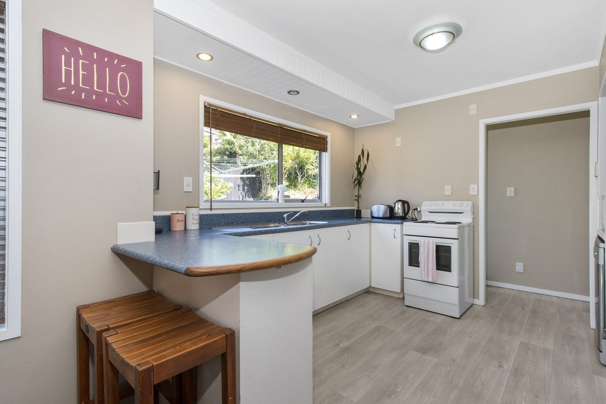 7 Elmira Place, Browns Bay, Auckland - Carousel 2