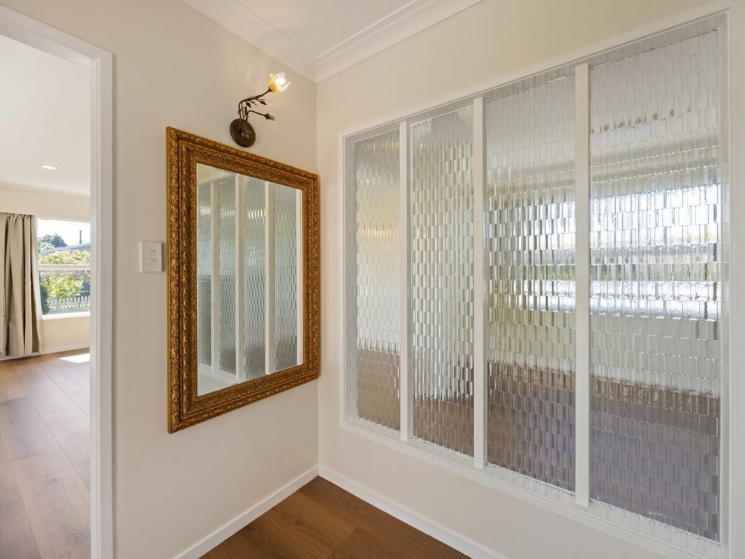 13 Regent Street, Silverdale, Hamilton - Carousel 2