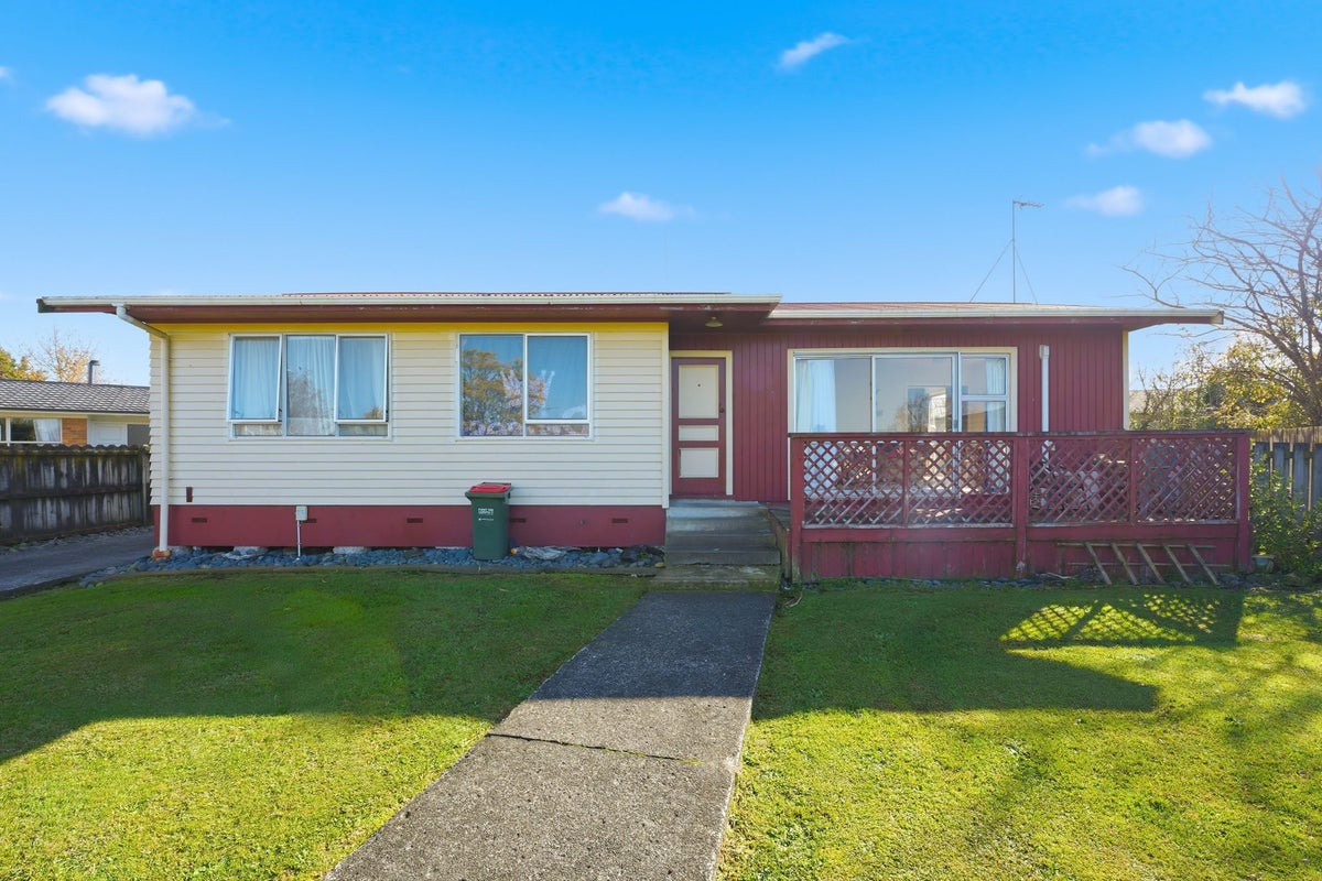8 Marion Place, Deanwell, Hamilton - Carousel 2