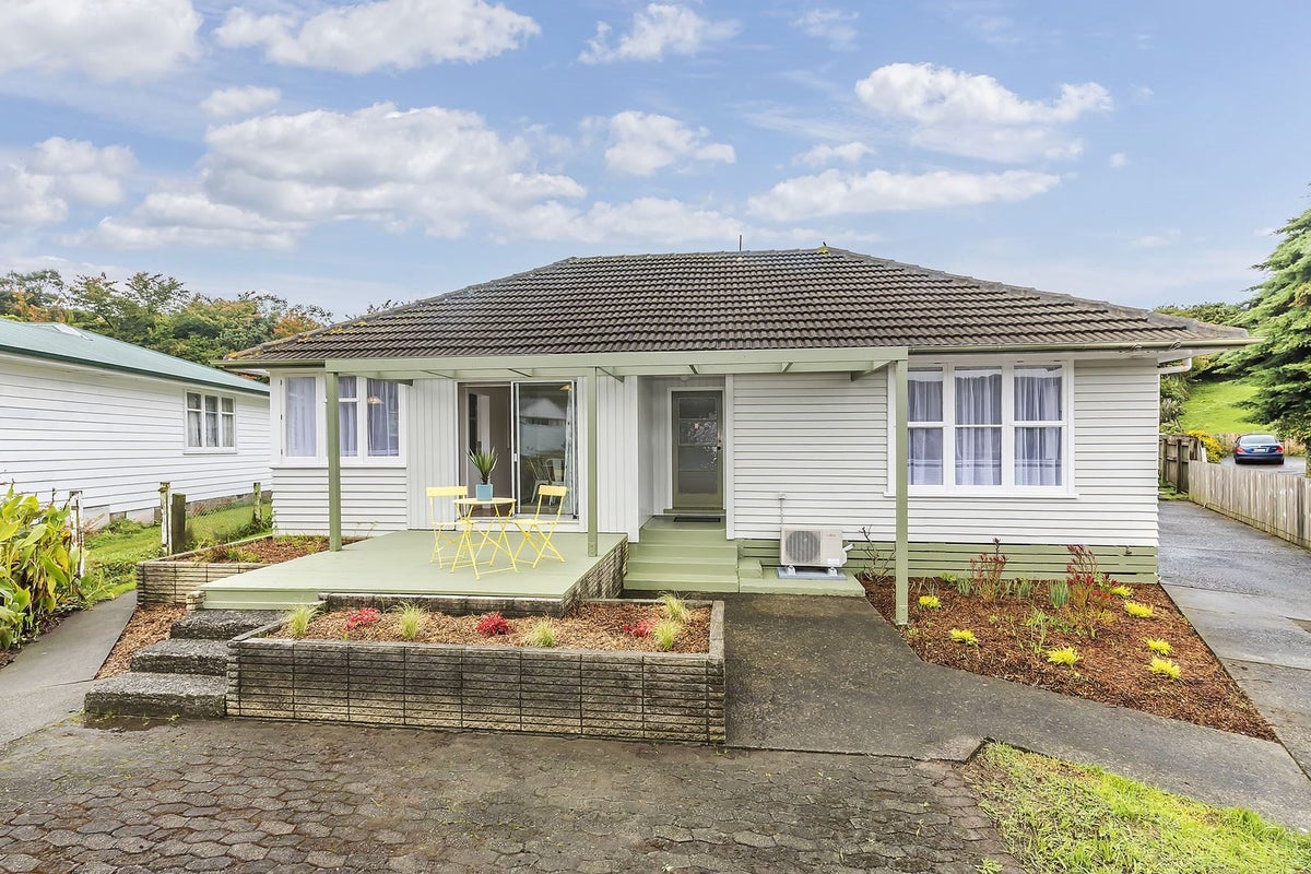 12 Morgan Place, Tawa, Wellington - Carousel 1