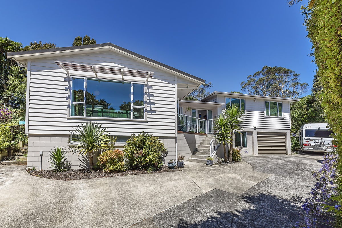 15 Somerville Terrace, Tawa, Wellington - Carousel 1