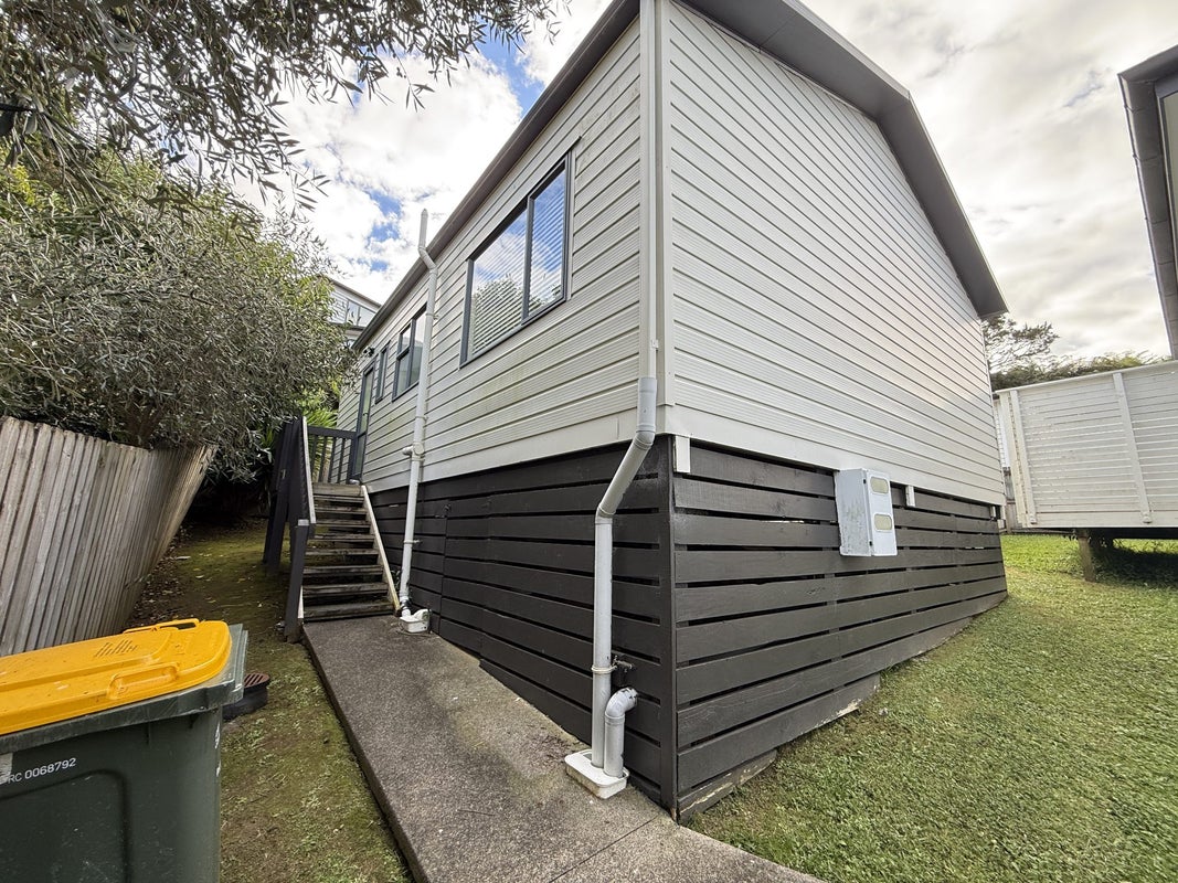 8 Kupari Place, Totara Vale, Auckland - Carousel 1