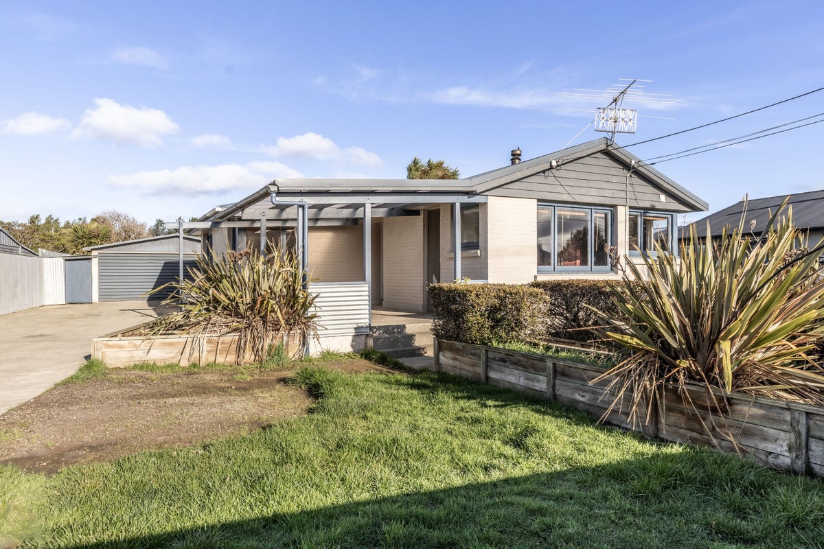 17 Holloway Street, Waikiwi, Invercargill - Carousel 1