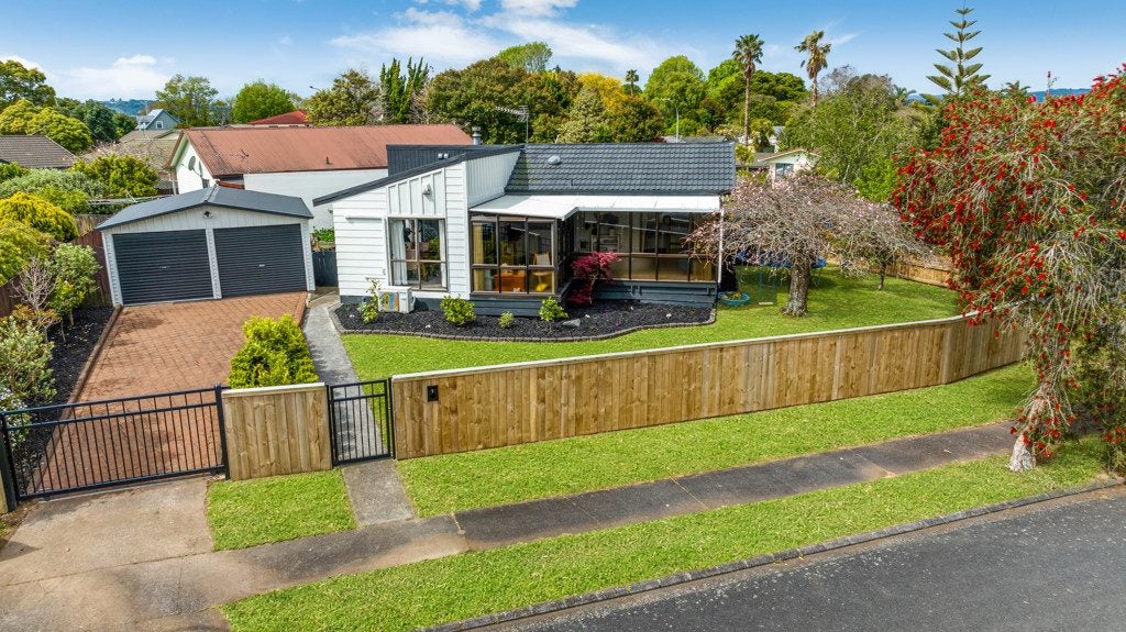1 Oakmont Place, Wattle Downs, Auckland - Carousel 1