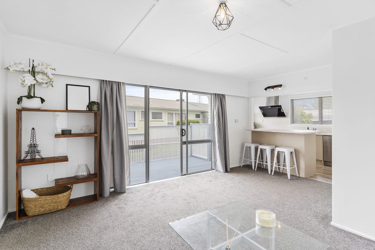 1 Marlene Avenue, Te Atatu South, Auckland - Carousel 2
