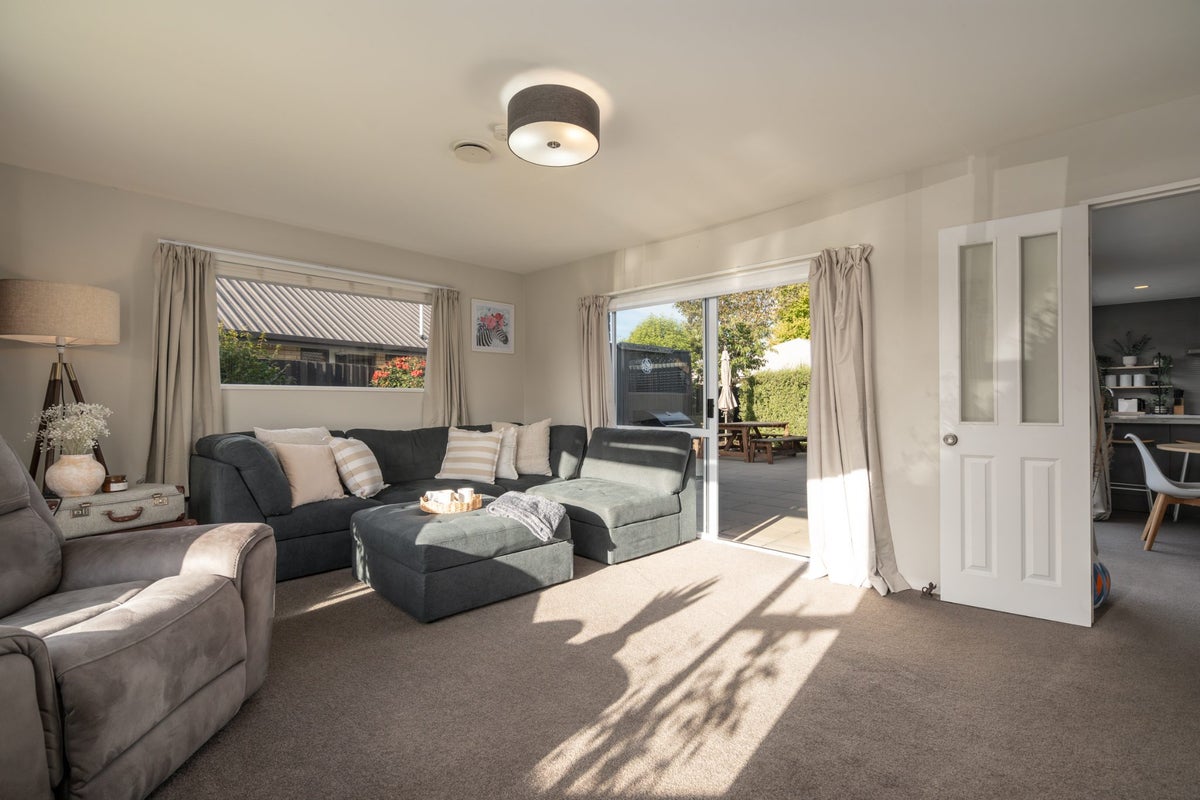 8 Innisfree Place, Northwood, Christchurch - Carousel 2