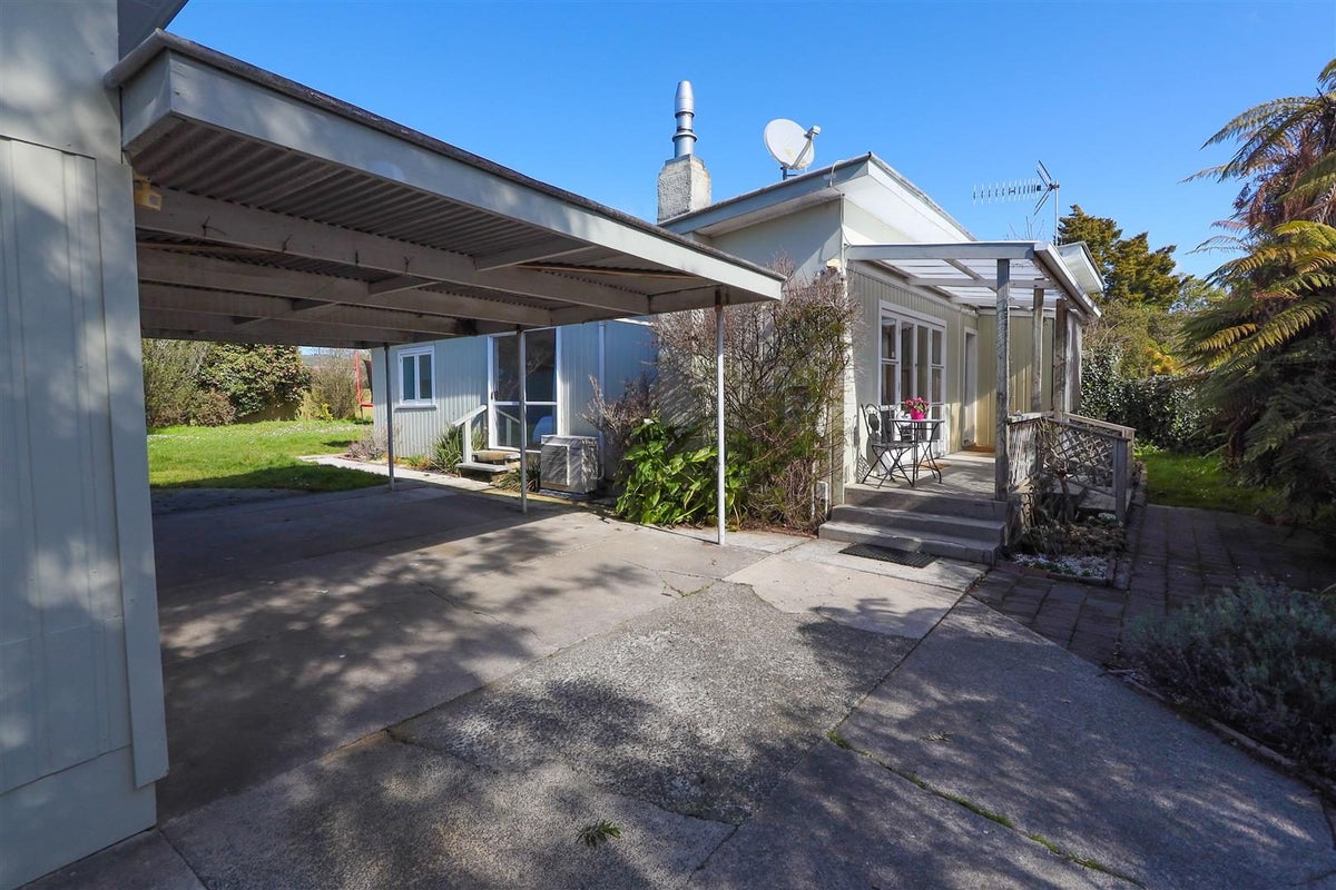 14 Charles Road, Hannahs Bay, Rotorua - Carousel 1