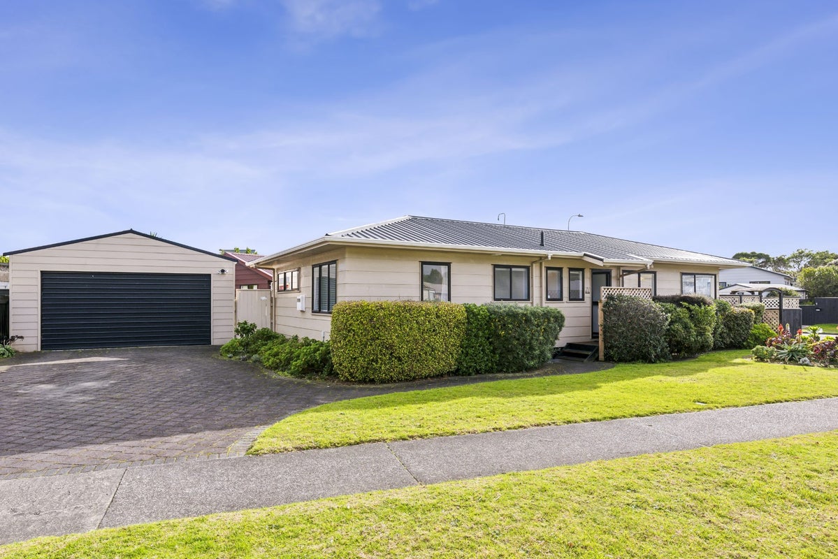 99 Queens Road, Waikanae Beach, Waikanae - Carousel 1