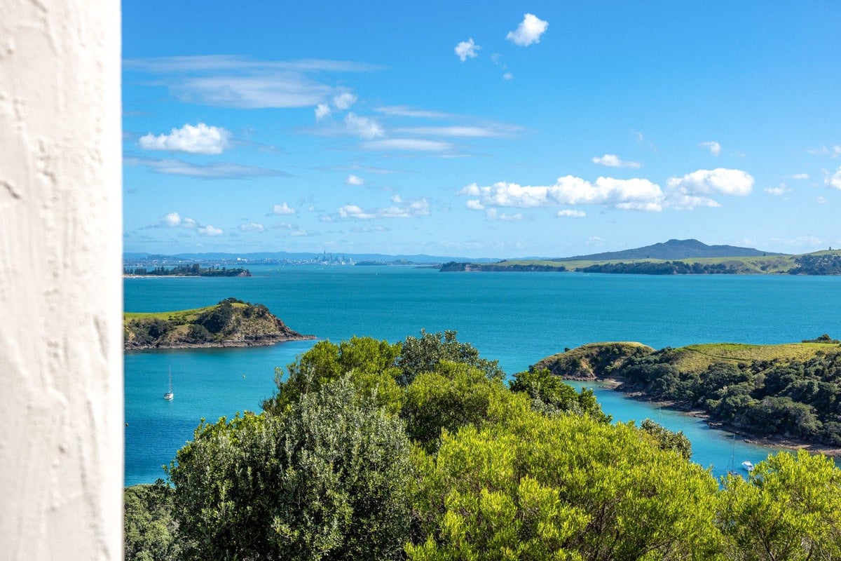 110 Delamore Drive, Oneroa, Waiheke Island - Carousel 2