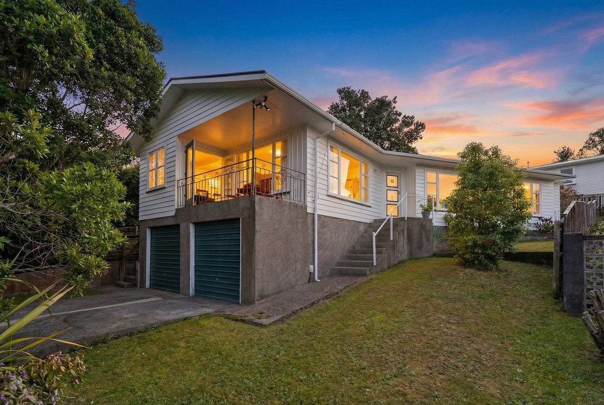 26 Stewart Drive, Newlands, Wellington - Carousel 1