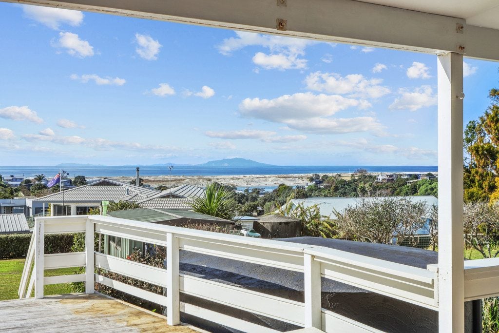 18 Cullen Street, Mangawhai Heads, Mangawhai - Carousel 1