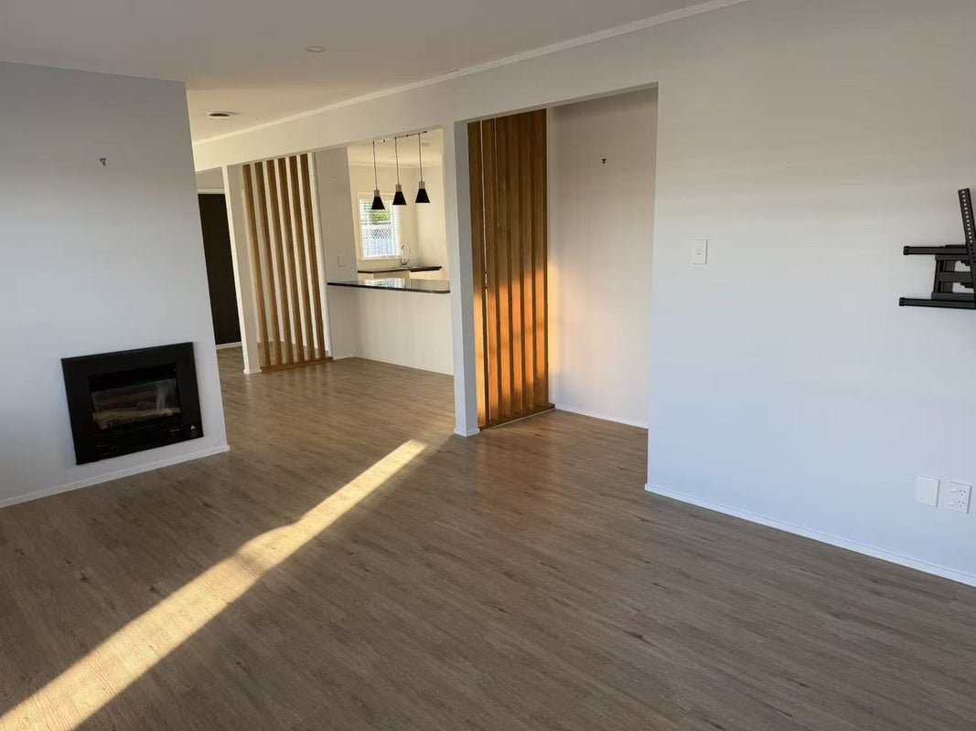 19 Raleigh Road, Northcote, Auckland - Carousel 13