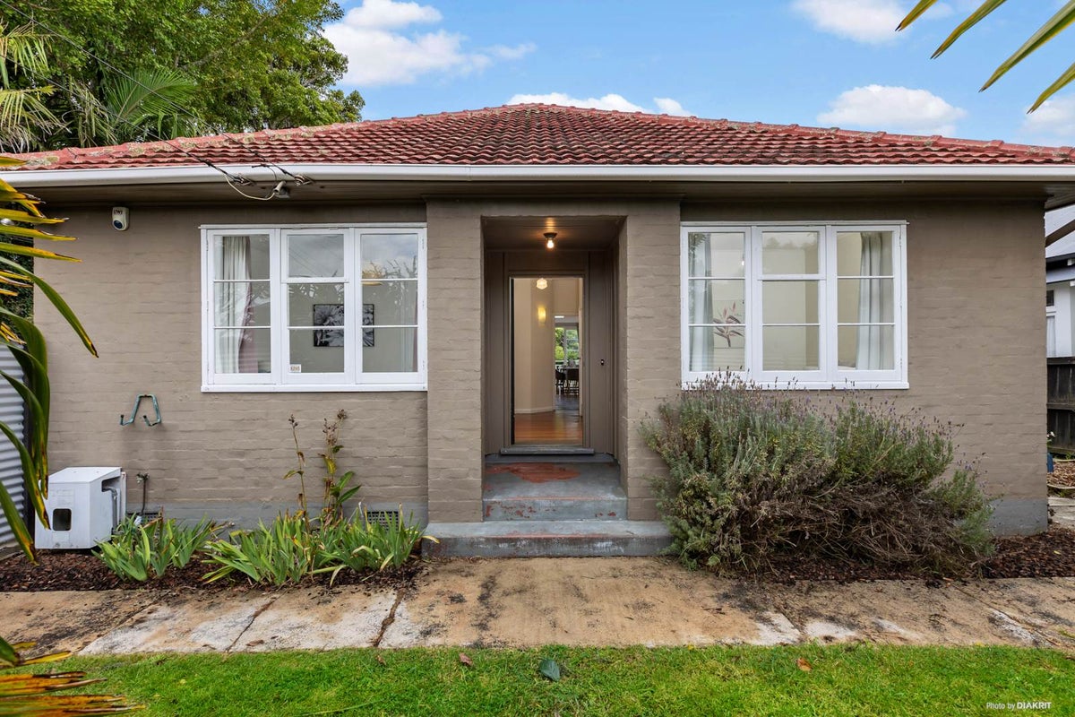 49 Aroha Avenue, Sandringham, Auckland - Carousel 1