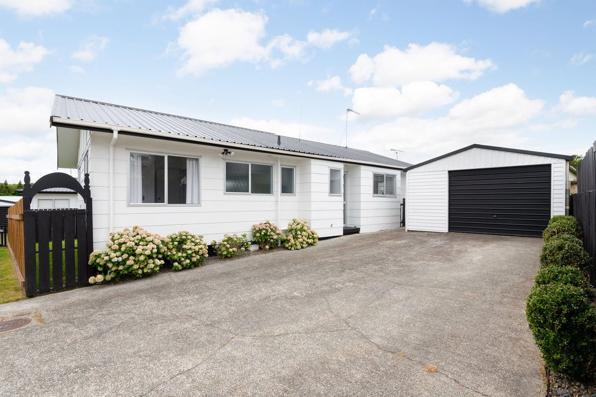 8B Huia Avenue, Forest Lake, Hamilton - Carousel 1