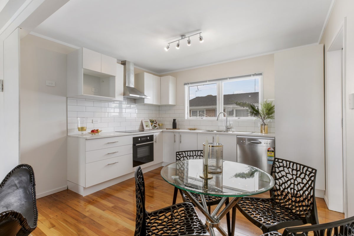 2/2 Allen Avenue, Papatoetoe - Carousel 1