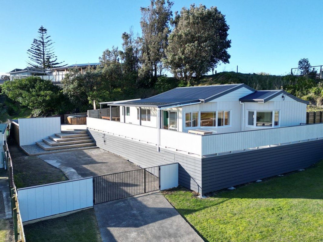 53 Pratt Avenue, Foxton Beach, Foxton - Carousel 1