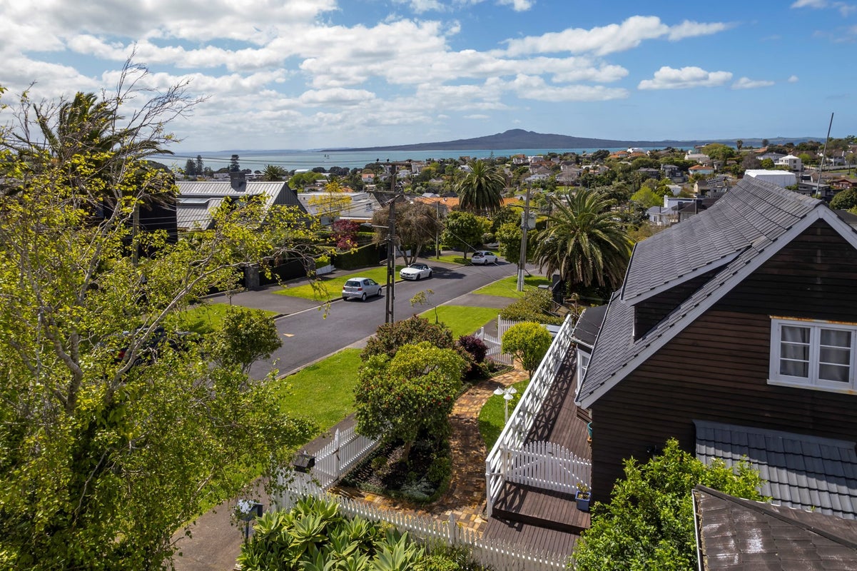 60 Codrington Crescent, Mission Bay, Auckland - Carousel 1