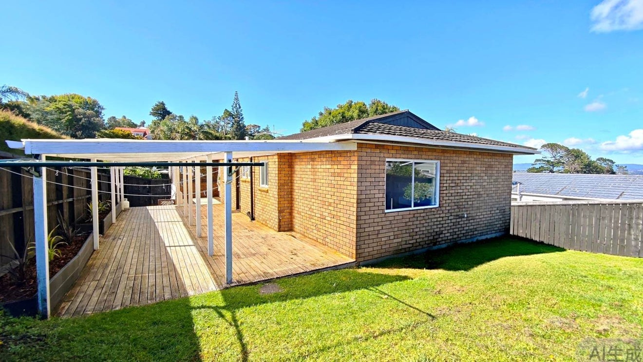 5 Sispara Place, Beach Haven, Auckland - Carousel 2