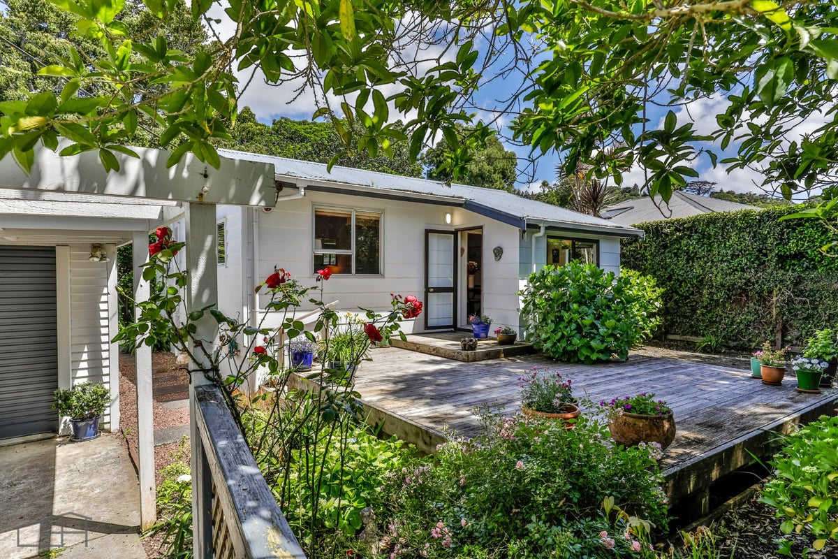 561 South Titirangi Road, Titirangi, Auckland - Carousel 1